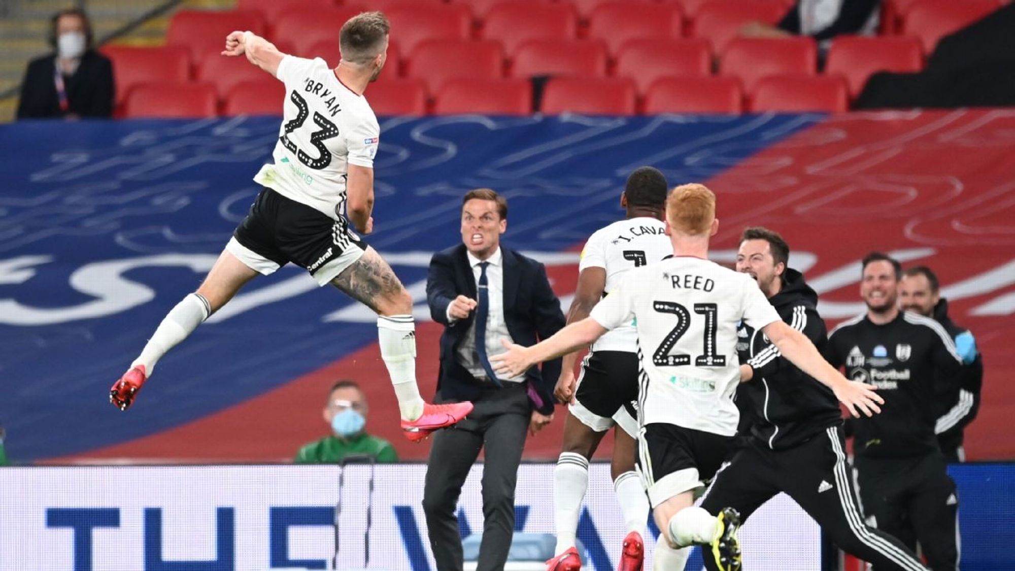 哲凯赖什表现不佳遭球迷讽刺：撩头发的次数比触